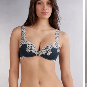 Intimissimi BH - Säljer min mörkblåa intimissimi bh då den tyvärr inte kommer till användning. Den är i storlek 70B men passar även A bra. Den är i bra skick med lite tecken på användning. Nypris 499 kr på intimissimis hemsida.