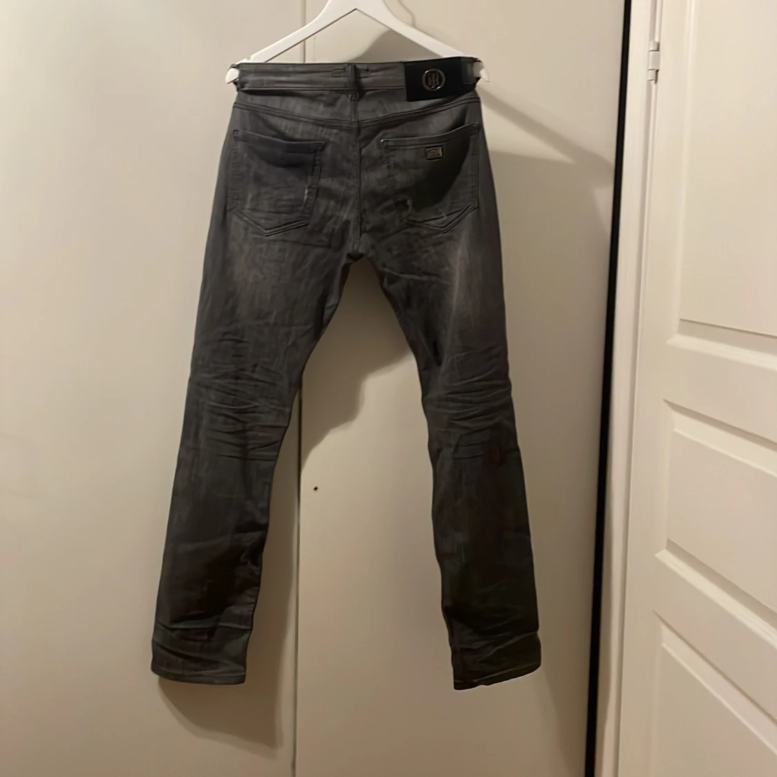 Grå jeansbyxor från Tommy Hilfiger - 90