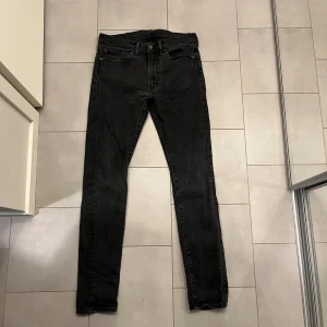 Svarta jeans från Levis - Snygga svarta jeans från Levis. Storlek W34 L34.