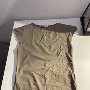 Bodysuit - ZARA - Väldigt fin bodysuit i brun/beige färg, köpt från Zara. Den är i utmärkt skick och har endast använts två gånger. Materialet är skönt och perfekt för sommaren, bra val till varma dagar. Passar bra till vardagliga outfits men även vid finare event🫶