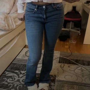 Blå jeansbyxor - Snygga blå lågmidjade jeansbyxor i helt nytt skick från Gina. Är i storlek 32 men passar även 34, pris kan diskuteras, kom privat för fler bilder💕
