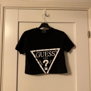 Guess T-shirt  - Croppad T-shirt i bra skick