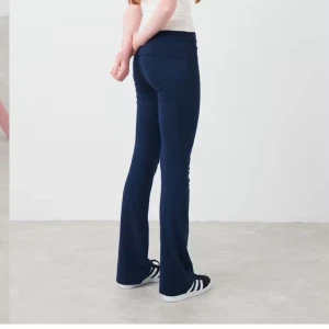 Mörkblå yoga pants  - Youga pants från Gina Young, lågmidjade och bootcut. De passar på mig som är 167. Använda Max 2 gånger 💗