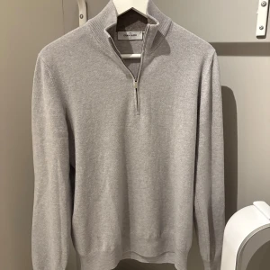 Gran Sasso Zip tröja i ull/kashmir blandning - Gran Sasso Zip tröja i ull/kashmir blandning. Bra kvalitet och sällan använd. Stl 48 IT, Passar som Small, är 177cm och väger 66kg. Köpt för 2499kr på CareOfCarl. 
