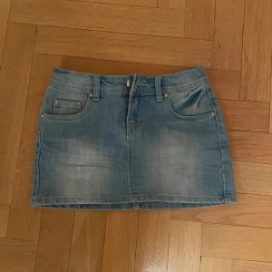 Lågmidjad jeanskjol - Nyskick