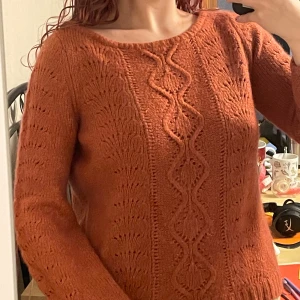 Mjuk orange stickad tröja  - Super skön mjuk tröja med fint stickat mönster och bred neckline.🧡  Jag har plick köp avstängt då jag postar annonser på Vinted också, men skriv om du vill köpa så slår jag på! 
