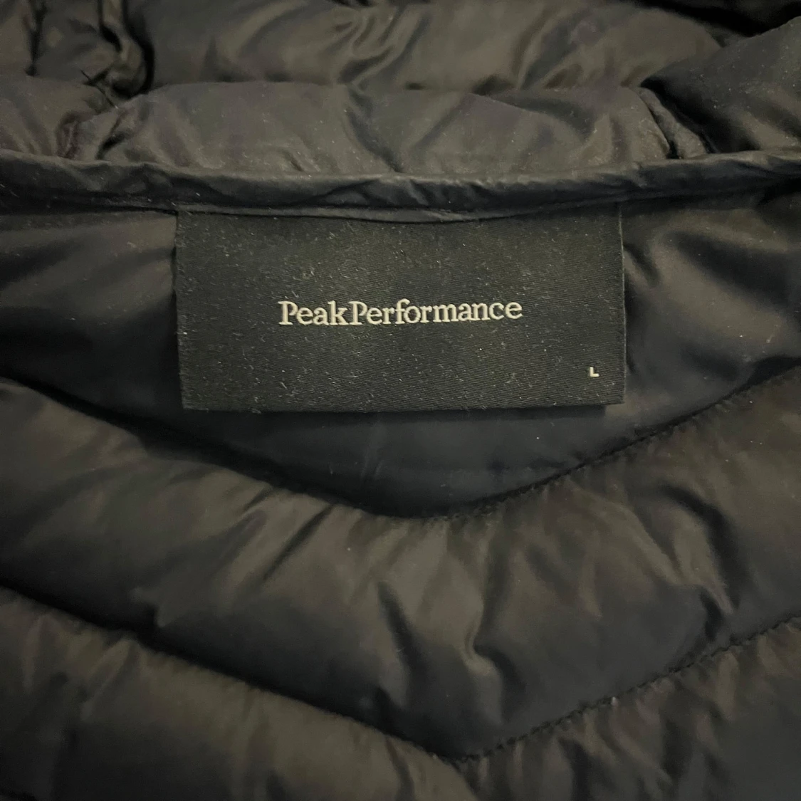 Svart dunjacka från Peak Performance