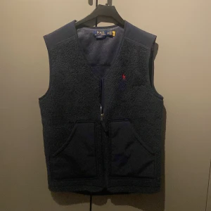 Mörkblå fleeceväst från Polo Ralph Lauren - Säljer en mörkblå fleeceväst från Polo Ralph Lauren |  Passar perfekt till våren som kommer |  hör av er vid funderingar |  pris kan diskuteras 