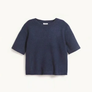 Mörkblå stickad tröja - Säljer en mörkblå stickad kortärmad tröja💙tröjan är sparsamt använd💙 skriv för fler frågor eller bilder!