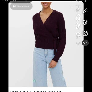 Vinröd omlott kofta - Snygg vinröd omlott kofta med ribbad struktur och knytband i midjan. Perfekt för lager-på-lager under höst och vinter. Långärmad design som ger en elegant look.