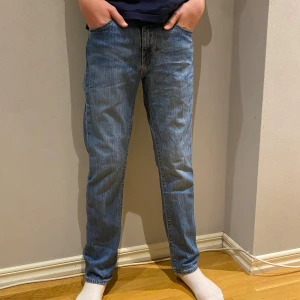 Levis 511 - Säljer ett par feta Levis 511 jeans i blå denim. De har en slim passform och är i nyskick! Storlek 28,30 Hör av er för minsta fundering! Nypris 1200.