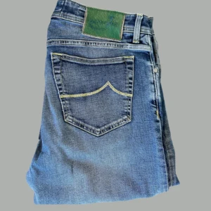 Jacob Cohen Jeans - - Skick 8/10   - Nypris: 7200 SEK  - Storlek: 35  - Modell: J688