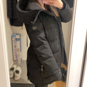 svart hollies jacka  - Säljer min hollies jacka pga den blivit för liten på mig , bra skick men skulle nog behöva kem tvätt har haft den i 1 år, ingår även äkta päls , original pris-4300