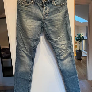 Blå jeans från Neuw - Säljer ett par blå Iggy Skinny jeans från Neuw. De har en klassisk femficksdesign och en snygg tvättad look. Perfekta för en stilren vardagslook.