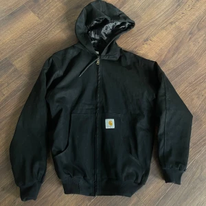 Carhartt active jacket  - En svart active jacket från Carhartt i nyskick. Lite fodrad på insidan så en väldigt bra vinter-vår-jacka! Storlek M och passar mig perfekt (lite oversize) som är 167cm, skickar självklart mer bilder om det önskas. (min kille fick i julklapp men den var lite för liten, lapparna var redan ryckta tyvärr så gick ej att skicka tillbaka) 