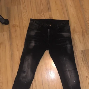 Svarta jeans från Dsquared2 - Dsquared2 jeans. Storlek 36. Superfina och knappt använda men nu har han växt ur dom. Finns i Södertälje 