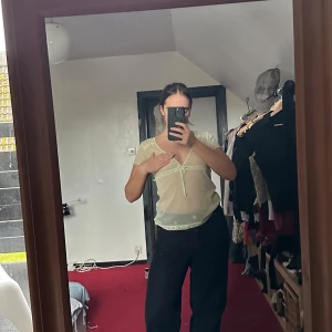 Ljusgrön topp - Mycket vacker grön blus i tunt halv-genomskinligt tyg. Jag har aldrig använt den.