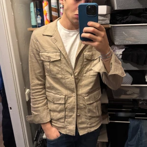 Overshirt från Oscar Jacobson - Snygg beige kavaj från Oscar Jacobson helt i nyskilt använd endast 2 gånger!, köpt på rea för 1799, säljs för 1199. Jag på bilden är 186