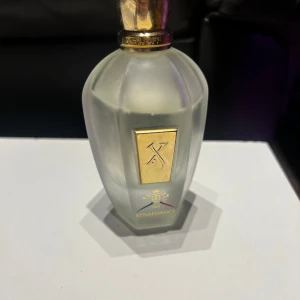 Xerjoff Renaissance  - Xerjoff parfym med en frostad glasdesign och gyllene detaljer. Flaskan har en distinkt form och kommer i en lyxig presentförpackning. Har en lyxig doft med toner av till exempel citrus. Måttligt använd, Nypris 2800 kr.