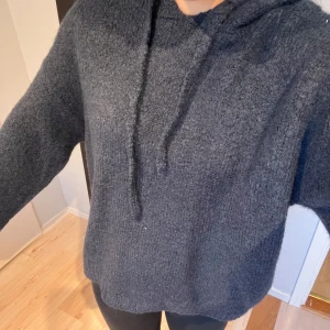 Stickad hoddie - Stickad hoddie från Gina tricot som endast är testad men kan inte returnera då jag tog bort lappen 