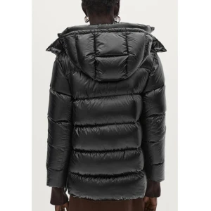 Svart pufferjacka - Köpte denna skitsnygga jacka från Massimo dutti förra året, men modellen verkar inte finnas kvar på deras hemsida. Den första bilden är alltså inte den exakta modellen jag säljer, utan en liknande och i samma material! Såå varm och bekväm, passar till allt och sååå snygg 💕 Nypriset var runt 2300kr! 