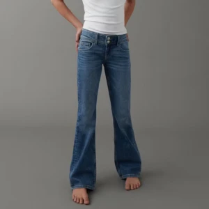 Blå bootcut jeans - Snygga blå bootcut jeans med låg midja. ‼️FINNS INTE ATT KÖPA LÄNGRE‼️ har använts några gånger, men inga tecken på defekter mm. Det är i jätte bra skick. Det är bara att kontakta om du har några frågor 💞💞
