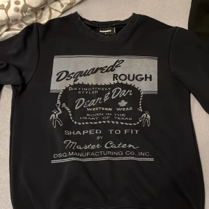 Dsquared2 sweatshirt - Selling my dsquared2 hoodie .quality 9/10.Fits M/L