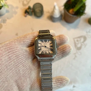 Seiko Santos Mod 38mm - God Jul! Säljer en väldigt vacker Seiko Santos Mod i 38mm. Stil ren som passar till alla tillfällen. Om klockan: NH38 Automatisk rörelse. 316L rostfritt stål. Öppen baksida med safir glas. Verktyg till länkar följer med! Använd en gång av mig. 