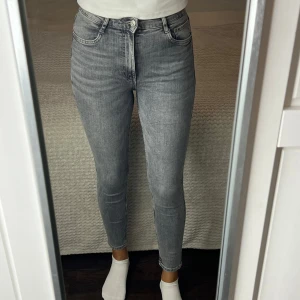 Jeans ZARA - NYA jeans från ZARA. Något tight S
