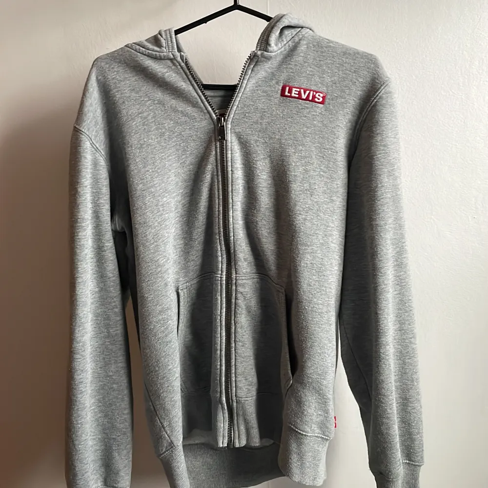 Tjena! Säljer en grå zip hoodie från Levi’s med dragkedja framtill. Hög kvalite på tröjan. Perfekt till din garderob! Priset kan diskuteras!!. Neuletakit & Villapaidat.