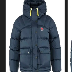 Mörkblå dunjacka från Fjällräven - Jag fick tyvärr fel jacka i julklapp, detta är unisex varrianten. Den är i bra skick men använd förr (begangnad). Jag har inte haft på mig den ute något. Kan tänka byta mot dam S spelar inte så stor roll vilken färg!💗