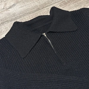 Stickad Piké Tröja - Svart varm och skön stickad piké tröja i storlek M, använt sällan. Endast: 119