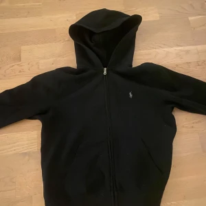 Ralph lauren zip - Säljer nu denna zip hoodie pga den är för liten. Passar 155 och  är i toppskick 9/10