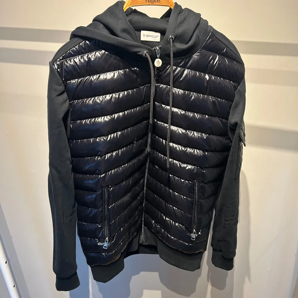 Säljer en snygg svart quiltad jacka från Moncler. har inget kvitto därav priset. qr scannern funkar som vilken annan moncler produkt som helst. L/M. Jackor.