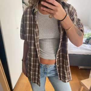 Skjorta - Brun/rutig skjorta i storlek L, bra skick, 100% bomull 🤎från Blend 