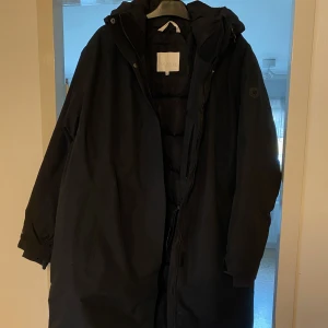 Vinterjacka - Säljer min mammas svarta dun lite längre vinterjacka från áhkká. Jättefin i nyskick, bara använd ett par gånger💕köpt för 3000 säljer för 1500.