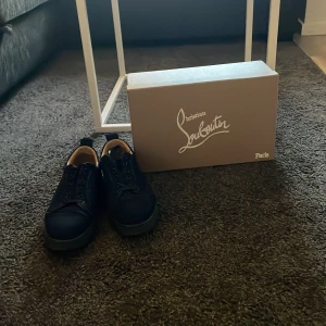  Marin blå sneakers från Christian Louboutin - Säljer ett par snygga marin blå sneakers från Christian Louboutin. De har den ikoniska röda sulan och är i mycket bra skick. Perfekta för både vardag och fest! Skorna kommer med originalförpackning och dustbag.