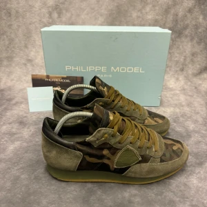PHILIPPE MODEL TRPZ  - - Philippemodel TRPZ i kamouflage - Skick: 8/10 - Tillbehör: Enbart skorna - Storlek 41 passar mer 42 - Innersula mått: 27,3cm - Nypris ca 3700kr // Deluxecloset