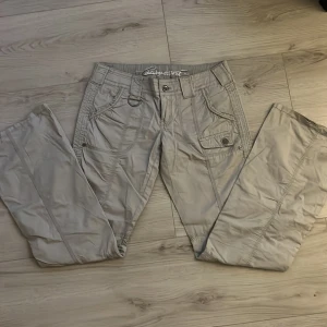 2000s lågmidjade esprit gråa - Dessa byxor är lågmidjade gråa byxor som är från esprit. Byxorna kan man vika upp där nere och fästa med en knapp då att byxorna blir kortare. 