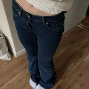 Jeans - Första bilden är från den jag köpte jeansen av, resten är mina