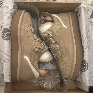 Ugg Lowmel - Ugg lowmel färgen sand i storlek 37, oanvända säljer pga köpte fel storlek, allt på bilden följs med, priset kan diskuteras 