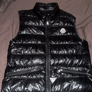 Moncler väst  - Nyskick väst , herr model . Storlek S 