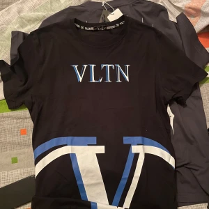 Valentino T-shirt - En härlig Valentino T-shirt som är i nyskick.