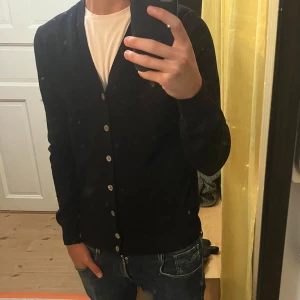 Suitsupply kofta - Tja! Säljer nu en otroligt snygg kofta från lyxmärket suitsupply😄 Koftan är i 100% merinoull och är i toppskick! Hör av dig vid övriga frågor✌️