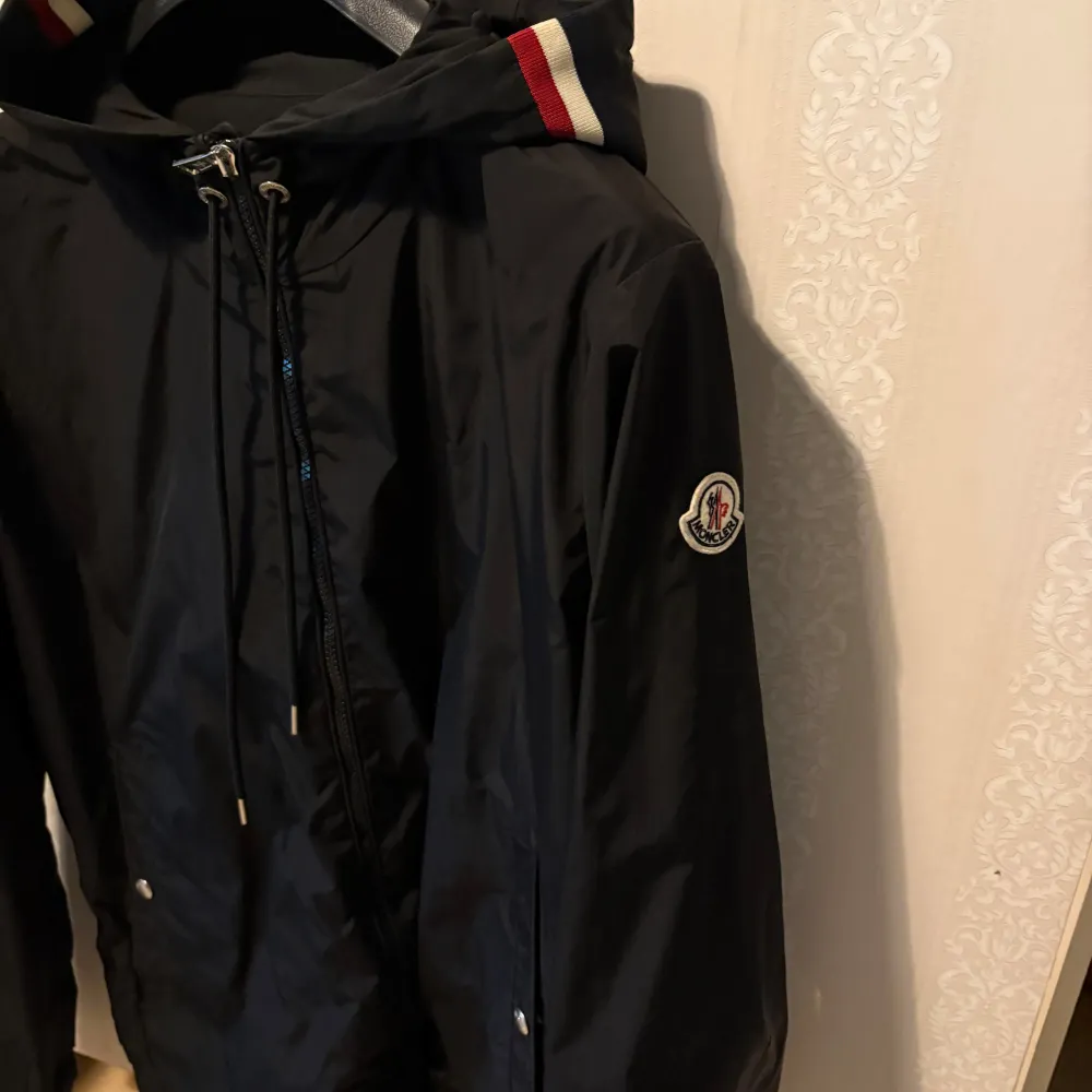 Säljer nu en moncler windbraker då den är stor för mig och jag knappt använder den. Jackan har några hål i sig där nere då jag ramlade när jag körde fotboll.. Jackor.