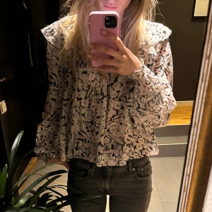 Blommig blus  - Jättesöt blus från Neo Noir. Använd ett fåtal gånger och har därför inga defekter. Sista bilden visar mönstret tydligare och det är svart vit och rosa💕