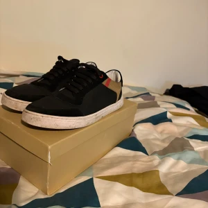 Svarta burberry skor - Säljer nu ett par svarta burberry skor med box och allting. Använda några gånger men har blivit smutsiga vid sulan. Behövs bara en rengöring så ser de nya ut.