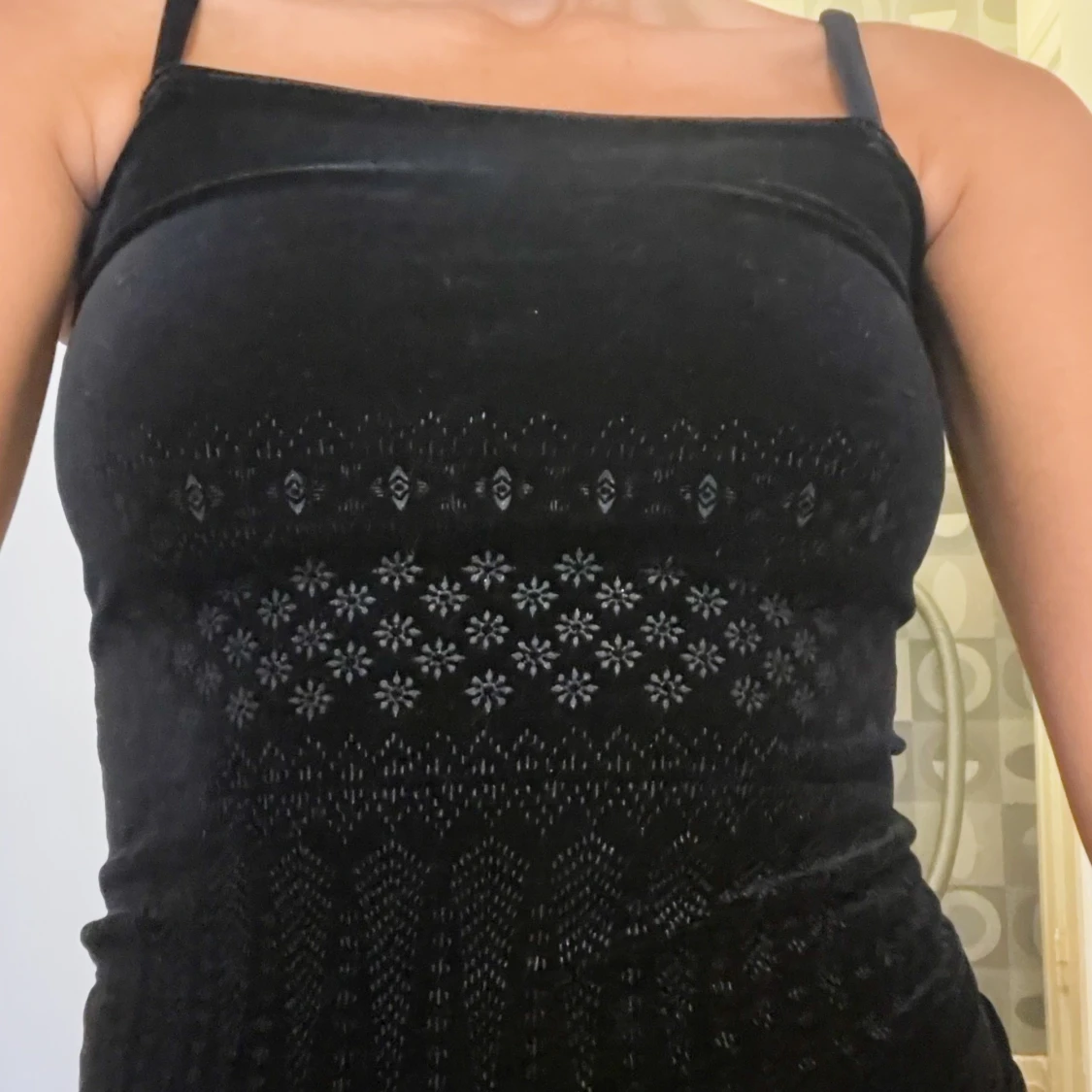 Svart klänning med mönster - 90