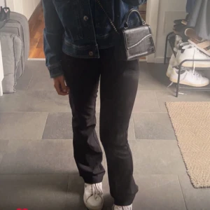 Svarta kostymbyxor  - Säljer dessa kostymbyxor från bik bok i storlek 34.  Jag är 1.62 och dem passar mig i längden.  Nypris=498