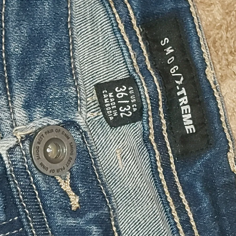 Helt nya smog jeans säljs på grund av att den är för stor för mig den är perfeckt för den som har lite större höfter yäni bredd. Jeans & Byxor.